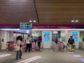 京王井の頭線下北沢駅改札口　約210m